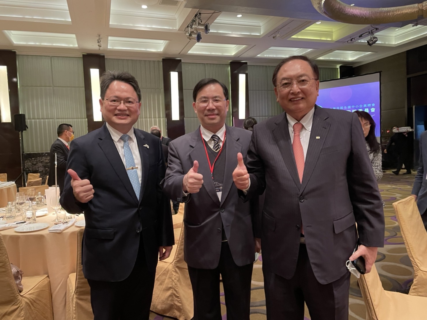 President Gary Chen of the SMEs Award Fellowship Committee came to congratulate the new companies that won the 30th of  SMEs Award and the 23rd Overseas of SMEs Award