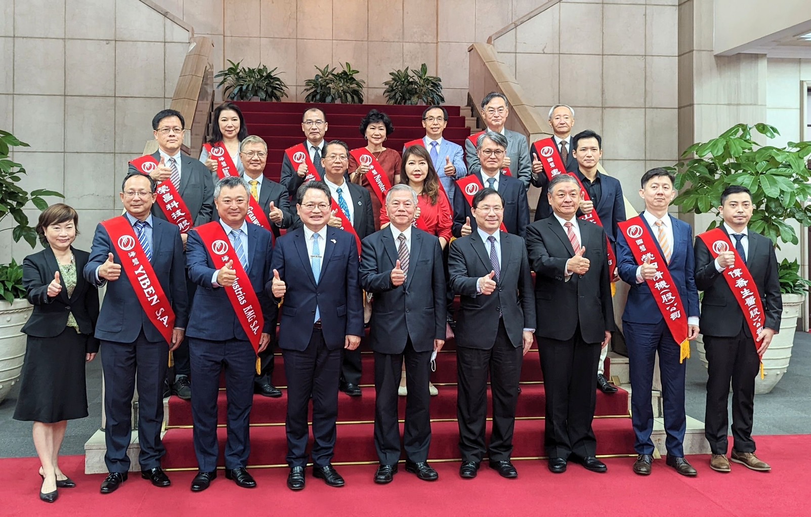 Vice President Gary Chen of the NASME  led the new companies that won the 31th of  SMEs Award and the 24rd Overseas of SMEs Award  to visit the Executive Yuan