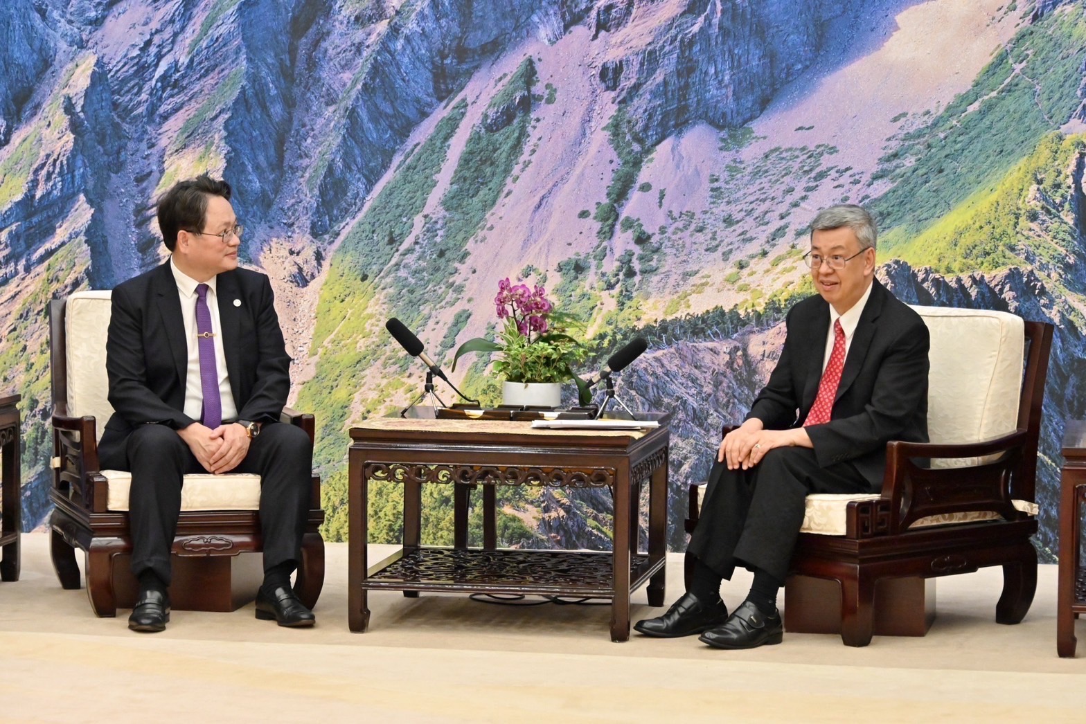 Gary Chen Led the winning companies of the 32nd  of the National Award  of  Outstanding SMEs and the 25th of the Outstanding Overseas Taiwanese SMEs Award to visit Premier Chen.