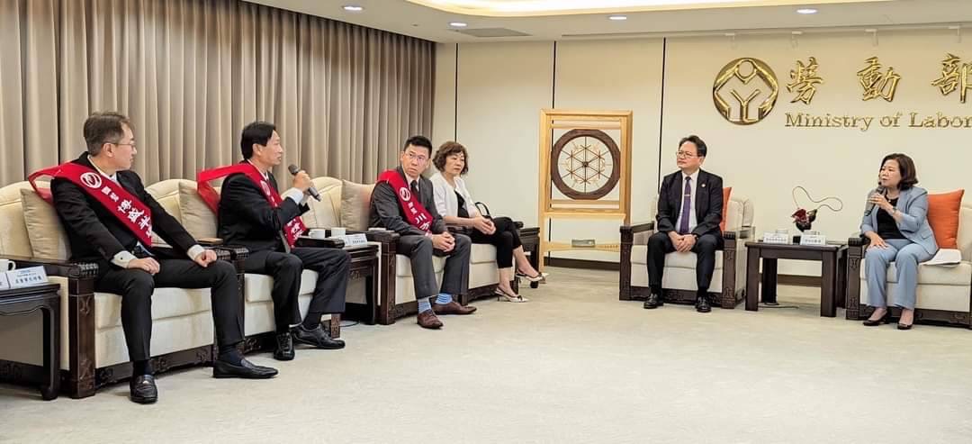 Led the winning companies of the 32nd  of the National A ward  of  Outstanding SMEs and the 25th of the Outstanding Overseas Taiwanese SMEs Award to visit  Labor Minister.
